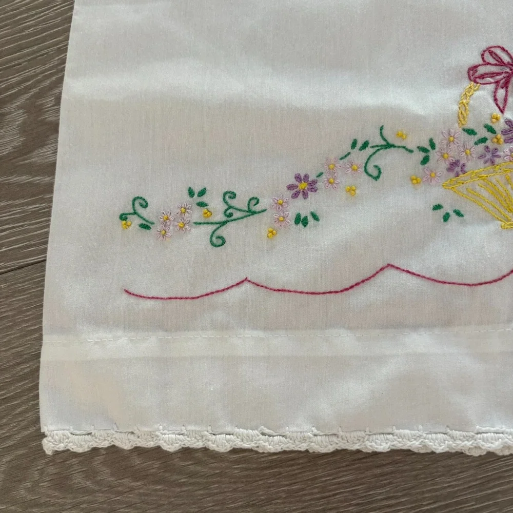 Vintage Thomaston White Hand Embroidered No Iron USA Made Standard Pillowcase